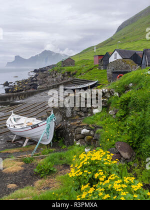 Villaggio di Elduvik situato a fiordo Funningsfjordur. Il nord Europa, Danimarca Foto Stock