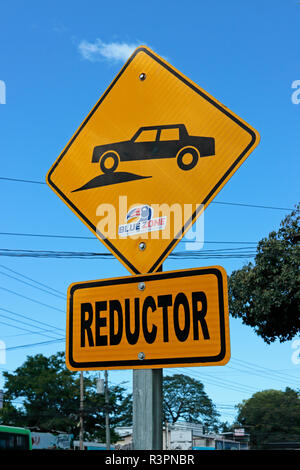 Riduttore cartello stradale in Costa Rica - speed bump o dossi Foto Stock