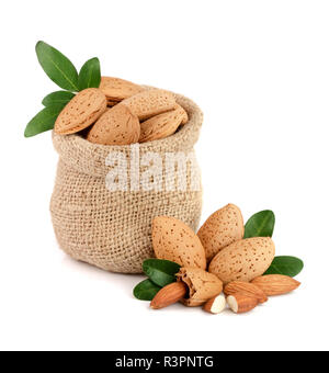 Mandorle in sacchetto con foglie isolati su sfondo bianco Foto Stock