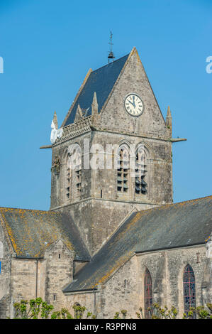 La Cattedrale di San Pietro, Sainte-Mere-Eglise, Normandia, Francia Foto Stock