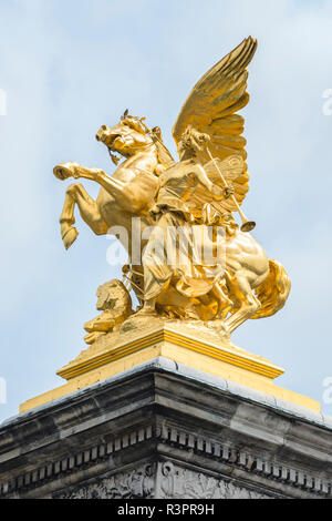 Statua dorata sul Pont Alexandre III, Parigi, Francia Foto Stock