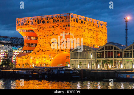 Le Cube Orange edificio per uffici nella zona di confluenza, Lione, Francia Foto Stock