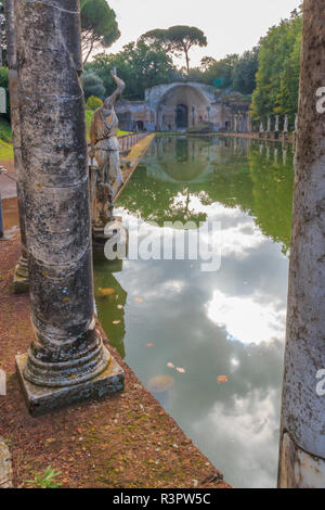 Italia centrale, Lazio, Tivoli. Villa Adriana, Sito Patrimonio Mondiale dell'UNESCO, il Canopo. Foto Stock