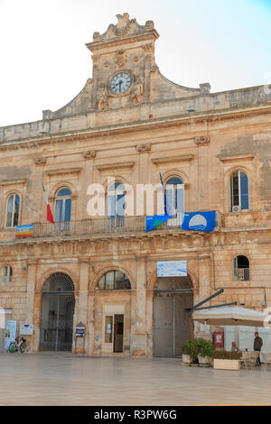 L'Italia, Ostuni. Vecchia città di clock tower. Piazza Principale. La "Città Bianca. ' (Solo uso editoriale) Foto Stock
