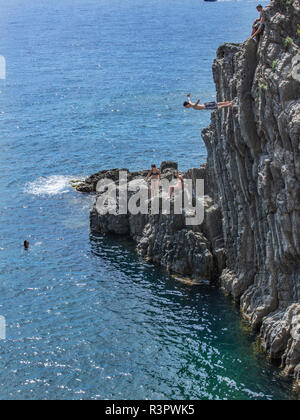 Saltando da un dirupo in Italia Foto Stock