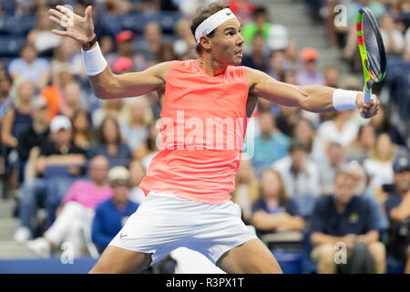 New York, NY - Agosto 31, 2018: Rafael Nadal di Spagna restituisce la sfera durante l'US Open 2018 3° round match contro Karen Khachanov della Russia a USTA Billie Jean King National Tennis Center Foto Stock