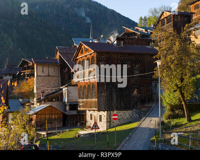 Villaggio Fornsesighe, un esempio della locale e originale architettura alpina del Veneto nelle Dolomiti, Patrimonio Mondiale dell Unesco, Italia Foto Stock