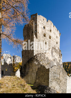 Il Castello di Andraz (chiamato anche Buchenstein o Andrac) in prossimità del Passo Falzarego nelle Dolomiti del Veneto. Parte del Patrimonio Mondiale dell Unesco, Italia Foto Stock