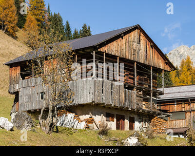 Frazione di Andraz (Andrac, Buchenstein) in prossimità del Passo Falzarego nelle Dolomiti del Veneto. Parte del Patrimonio Mondiale dell Unesco, Italia Foto Stock