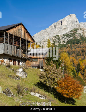 Frazione di Andraz (Andrac, Buchenstein) in prossimità del Passo Falzarego nelle Dolomiti del Veneto. Parte del Patrimonio Mondiale dell Unesco, Italia Foto Stock