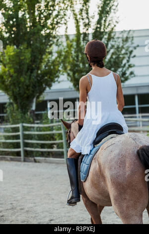 Vista posteriore della donna a cavallo Foto Stock