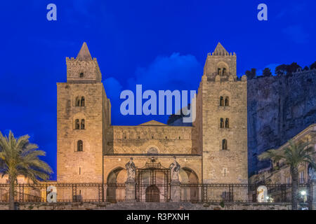 Sicilia, Italia, Cefalu Cathedral completata nel XII secolo Foto Stock