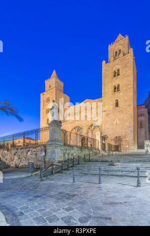 Sicilia, Italia, Cefalu Cathedral completata nel XII secolo Foto Stock