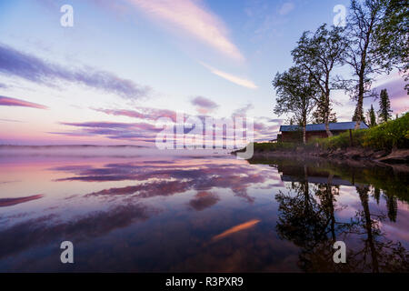 La Svezia, Lapponia, Kiruna, crepuscolo presso un lago Foto Stock