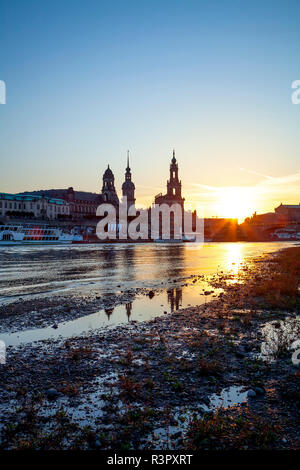 In Germania, in Sassonia, Dresda, vista città durante il tramonto, fiume Elba Foto Stock