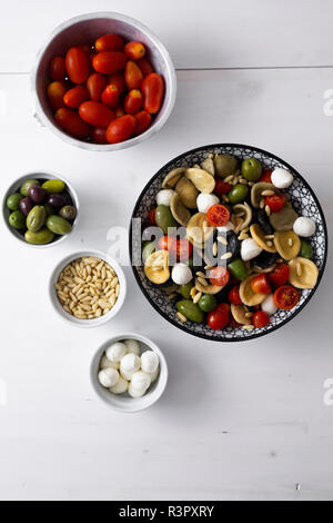 Mediterraneo orecchiette con pomodoro, olive, mozzarella Foto Stock