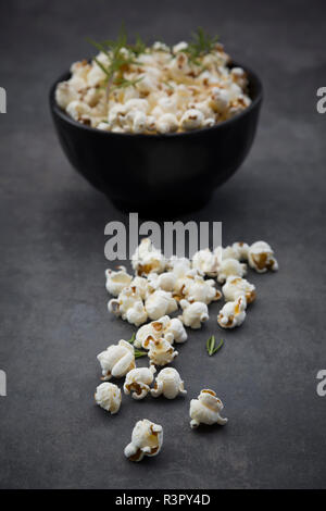 Ciotola di popcorn con Parmigiano e rosmarino Foto Stock
