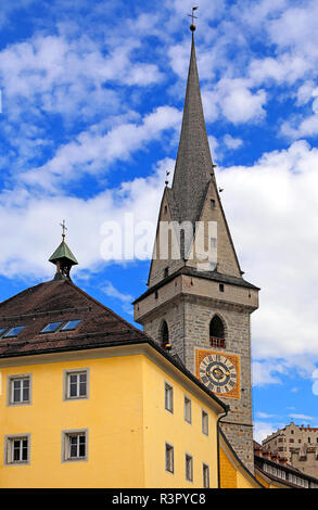 La Chiesa delle Orsoline a Brunico con il castello di Brunico in background Foto Stock