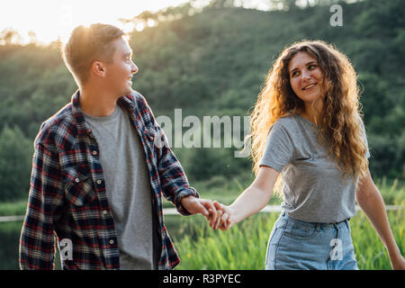 Coppia romantica di trascorrere del tempo in natura, tenendo le mani Foto Stock