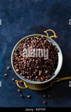 Appena il caffè torrefatto in grani in una ciotola Foto Stock