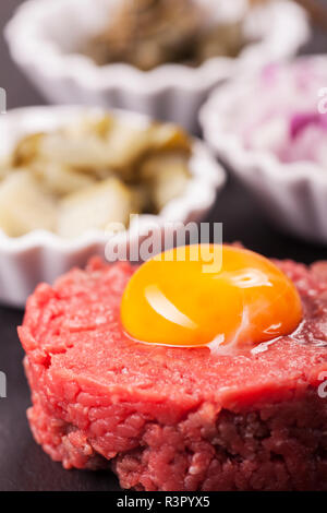 Tartare di manzo con decorazione Foto Stock