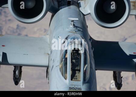 Un A-10 Thunderbolt II, assegnato al settantacinquesimo Expeditionary Fighter Squadron, mosche una missione sulla provincia di Kandahar, Afghanistan, nov. 18, 2018. Un trasferimento di attività verso la metà di gennaio è aumentata attività aeree a Kandahar, una regione con influenza dei talebani, garantendo la possibilità di trasferire in modo efficiente la decisiva airpower. (U.S. Air Force foto di Senior Airman Kaylee Dubois) Foto Stock