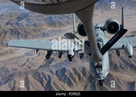 Un A-10 Thunderbolt II, assegnato al settantacinquesimo Expeditionary Fighter Squadron, riceve il carburante da una KC-135 Stratotanker, assegnato al 340 Expeditionary Air Refuelling Squadron, sorvolando provincia di Kandahar, Afghanistan, nov. 18, 2018. Con il KC-135 Stratotankers assegnato a Kandahar, il velivolo può essere pronto per scaricare il combustibile entro 25 minuti di decollo. (U.S. Air Force foto di Senior Airman Kaylee Dubois) Foto Stock