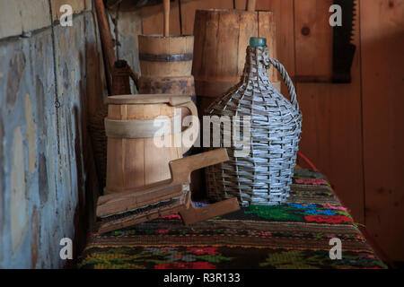 La Romania, Provincia di Suceava, Vatra Modovitei. Villaggio Ciumarna comune. Contenitori fatti a mano. Foto Stock