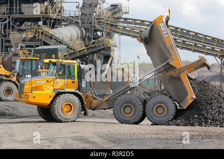 Una campana 40D dumper articolato al lavoro sul carbone Recycoal impianto di riciclaggio in Rossington,Doncaster che ora è stato demolito per costruire le nuove case. Foto Stock