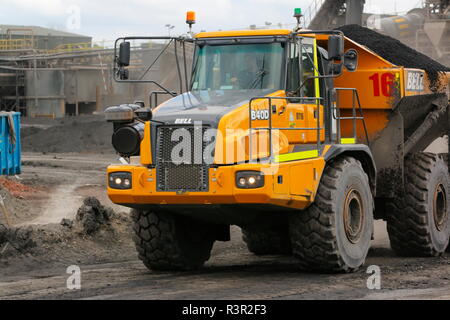 Una campana 40D dumper articolato al lavoro sul carbone Recycoal impianto di riciclaggio in Rossington,Doncaster che ora è stato demolito per costruire le nuove case. Foto Stock