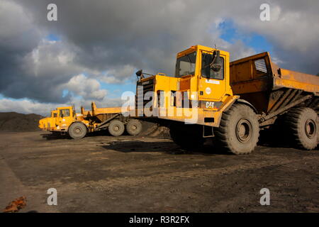 Caterpillar 400D autocarri articolati con pianale di scarico che ha lavorato sul vecchio Recycoal carbone Impianto di riciclaggio in Rossington,Doncaster Foto Stock