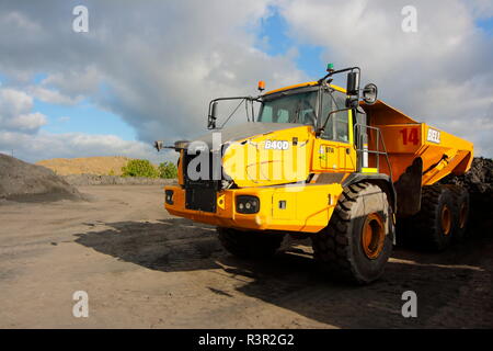 Una campana 40D dumper articolato al lavoro sul carbone Recycoal impianto di riciclaggio in Rossington,Doncaster che ora è stato demolito per costruire le nuove case. Foto Stock