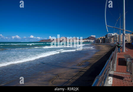 LAS PALMAS, Spagna - 23 novembre: acqua viene sbattuta fino e acqua è abbastanza vicino al lungomare di Las Canteras spiaggia principale del paese e dopo una tempesta su nove Foto Stock