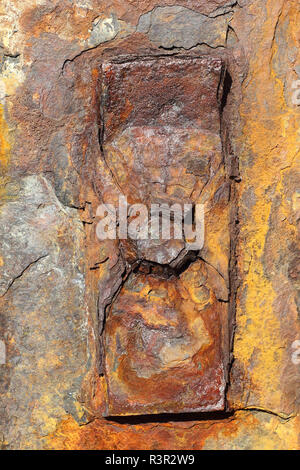 Rusty frammenti di un bullone esagonale a testa con flangia Foto Stock