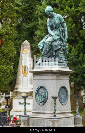 Austria, Vienna, Zentralfriedhof. Cimitero centrale, tombe dei compositori Ludwig von Beethoven e Wolfgang Amadeus Mozart Foto Stock