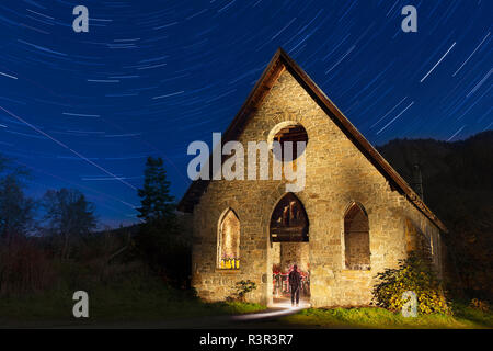 Centro storico di burro di pietra chiesa vicino Cowichan Bay di notte-Cowichan Bay, British Columbia, Canada. Foto Stock