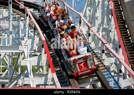 Piloti godetevi il Thunderbolt roller coaster a Kennywood Amusement Park di Pittsburgh, in Pennsylvania. Foto Stock