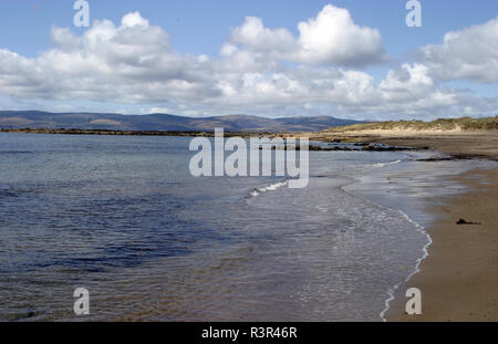 L'isola di Arran si siede nel Firth of Clyde sulla costa ovest della Scozia. È noto come, 'Scotland in miniatura", perché ha la più stupefacente, meraviglioso, drammatico, e alcuni dei migliori panoramica, e fotografiche, scenario c'è. Montagne, colline e foreste, spiagge, acqua, mari e, all'occasione, il cielo blu che sono solo alcune delle gioie di visita di Arran. Foto Stock