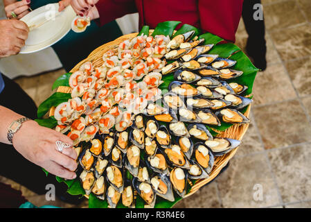 Vassoio di cozze cotte con spezie servito ad una festa gastronomica. Foto Stock