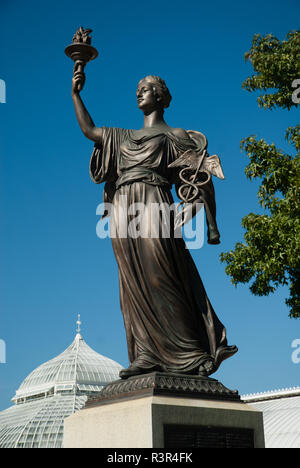 Hygeia, dea greca della salute, figlia di Asclepio, il dio greco della medicina, sorge vicino al Phipps Conservatorio Botanico. Foto Stock