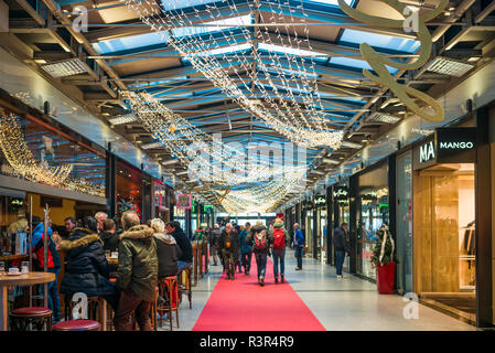 Austria, Tirolo, Innsbruck, RathausGalerien shopping center interno Foto Stock