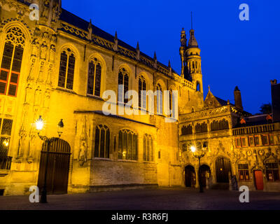 Belgio, Brugge, Fiandre Occidentali, Brugge Stadhuis del Municipio con la luce della sera Foto Stock