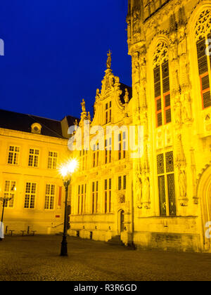 Belgio, Brugge, Fiandre Occidentali, Brugge Stadhuis del Municipio con la luce della sera Foto Stock