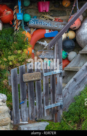 Una collezione di vecchi galleggianti di pesca e di reti con altri nautico equipaggiamento marittimo in una ridda e groviglio a steephill cove, ventnor, isola di Wight. Foto Stock