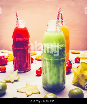 Bottiglie di frullati di frutta con vari ingredienti in bianco sullo sfondo di legno, Superfoods e uno stile di vita sano o dieta detox food concept Foto Stock
