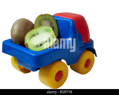 Piccolo giocattolo auto carrello con kiwi. frutti esotici consegna. da dietro la schiena shot isolato su sfondo bianco Foto Stock