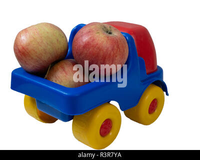 Piccolo giocattolo auto carrello con mele frutta. frutta organica consegna. da dietro la schiena shot isolato su sfondo bianco Foto Stock