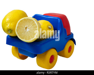 Brillanti carrello giocattolo riempito con il giallo dei limoni per consegna ai clienti. back shot isolato su sfondo bianco Foto Stock