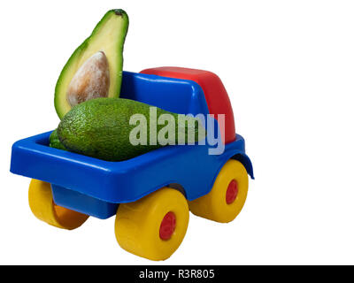 Grande carrello giocattolo con frutto di Avocado tagliata nel mezzo. closeup da dietro la schiena shot isolato su sfondo bianco Foto Stock
