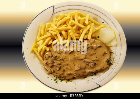 Jaeger Schnitzel con patatine fritte e funghi close-up su una piastra. parte superiore orizzontale vista da sopra Foto Stock